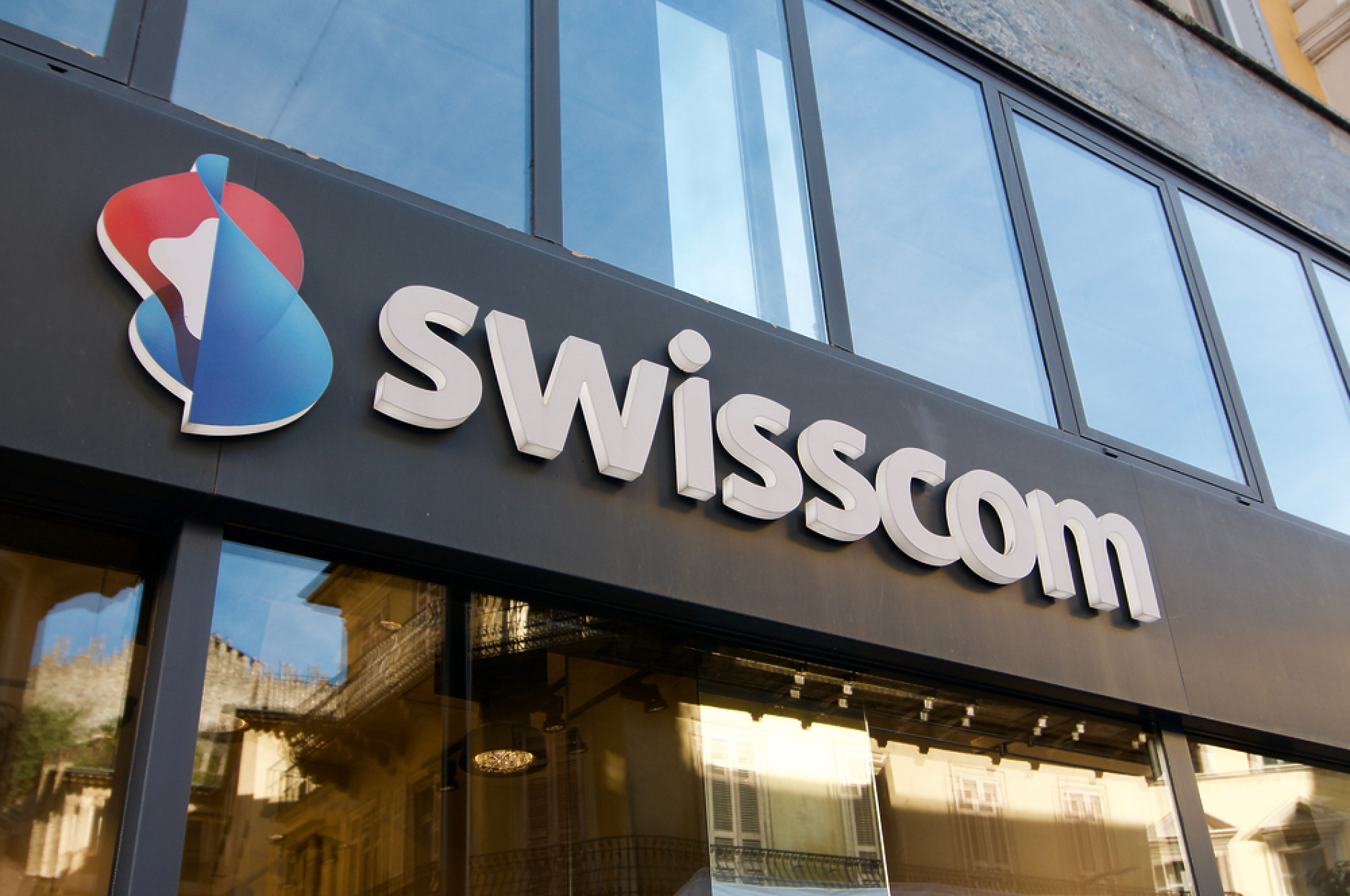 Swisscom преразглежда надолу прогнозата за печалбите след придобиването на Vodafone Italia