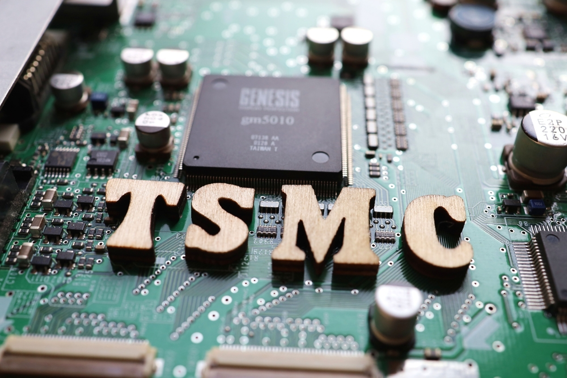 Тайванската TSMC започва масово производство в първия си японски завод за чипове