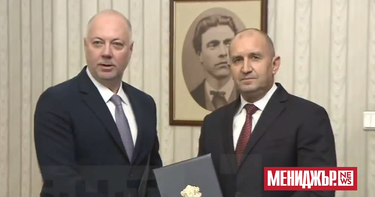 Президентът Румен Радев връчи първия проучвателен мандат за съставяне на