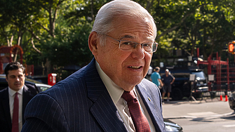 Бившият американски сенатор Робърт Менендес получи 11 години затвор по обвинения