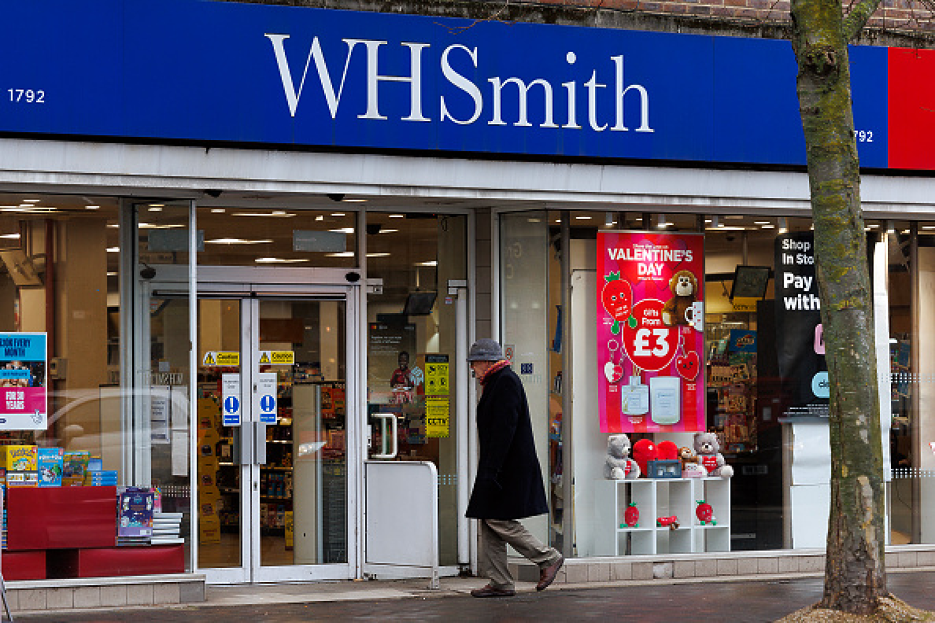 230-годишната британска търговска верига WH Smith продава над  520 магазина