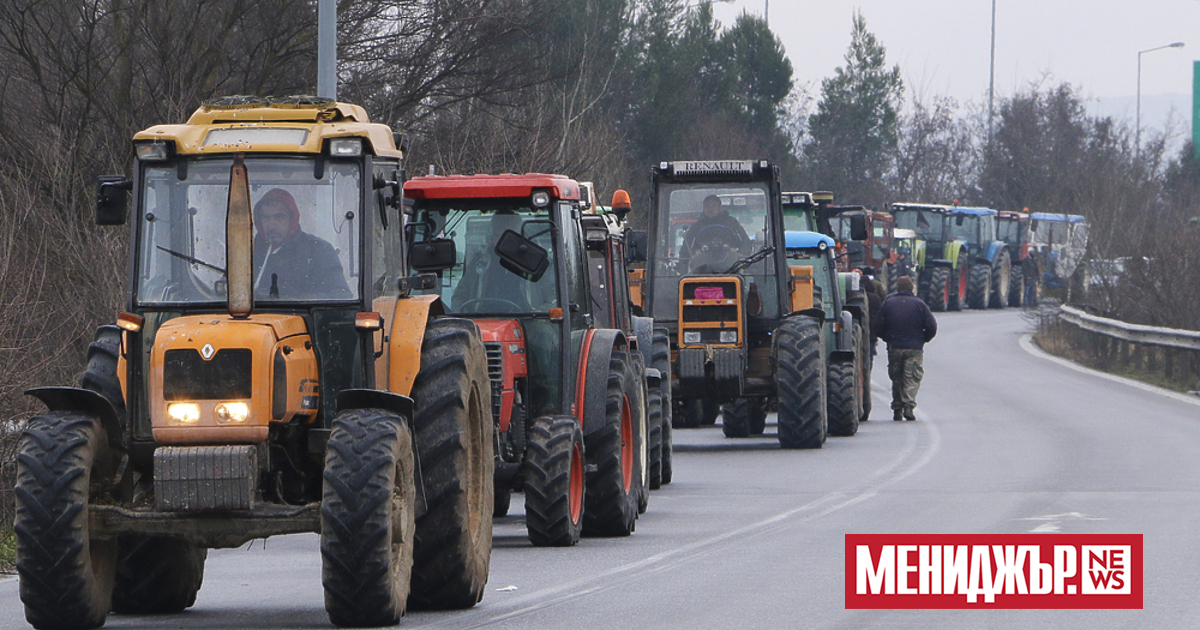 В един необичайно мек януарски ден Димитрис Мариноглу изора нивата