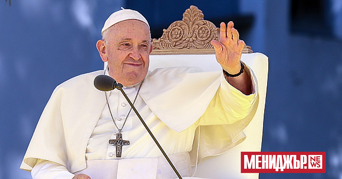 Папа Франциск е с двустранна пневмония и ситуацията е сложна.