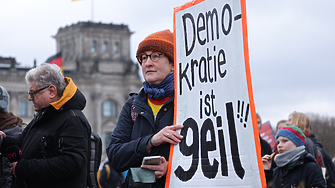 Доверието в правителствата и политическите партии намалява в демократичните страни