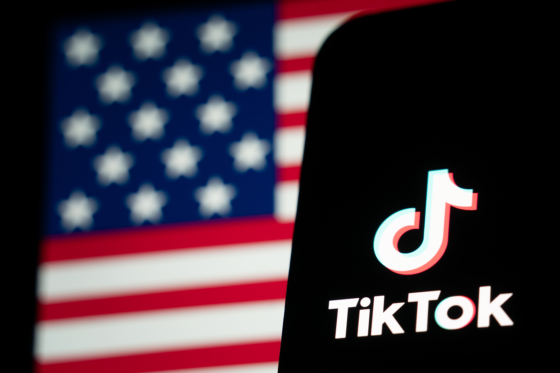 TikTok се завърна в магазините за приложения на Google и Apple в САЩ