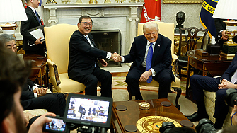 Японският премиер Шигеру Ишиба е подарил на президента на САЩ