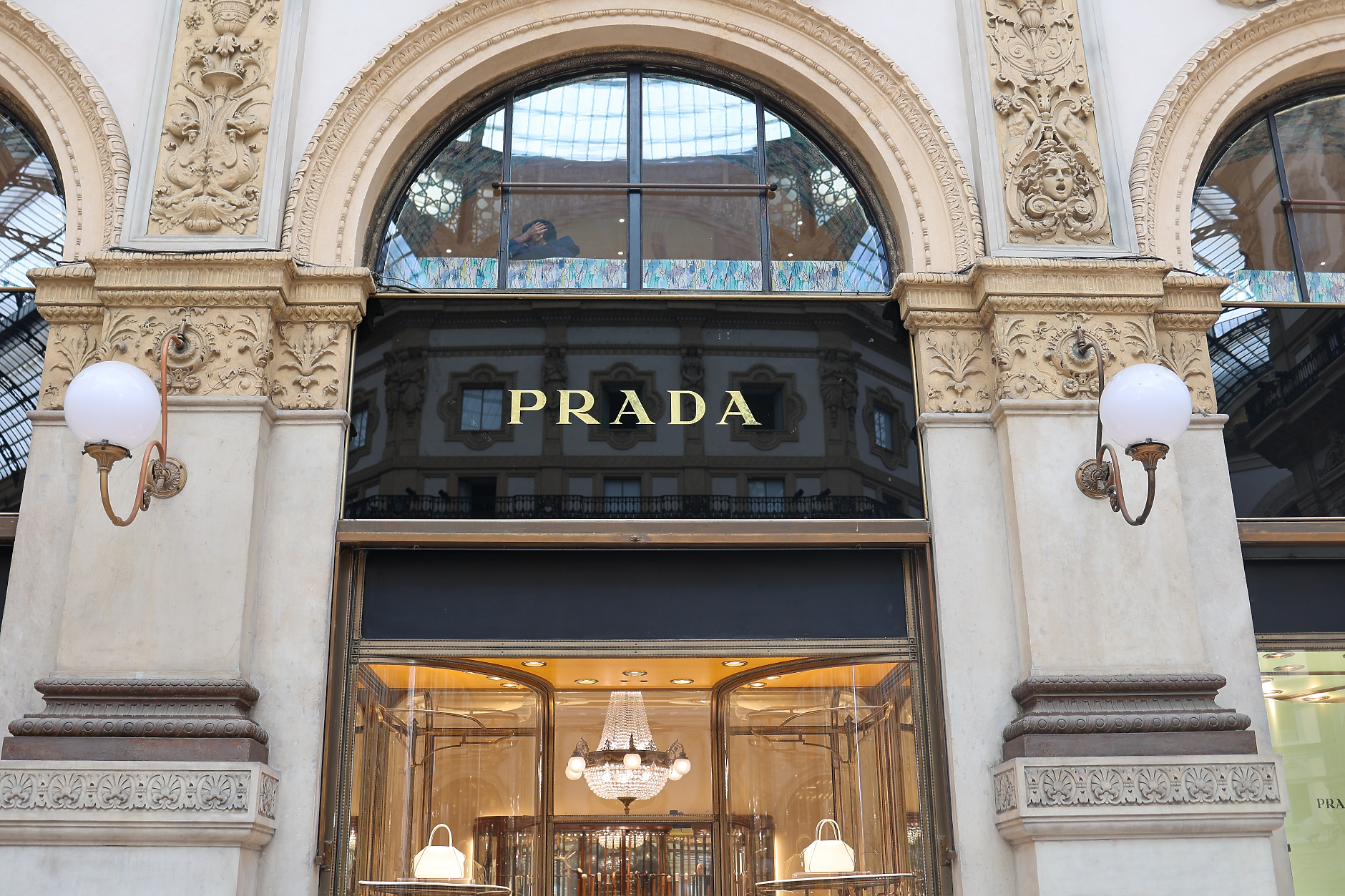 Prada работи по оценяване на възможна оферта за придобиване на Versace