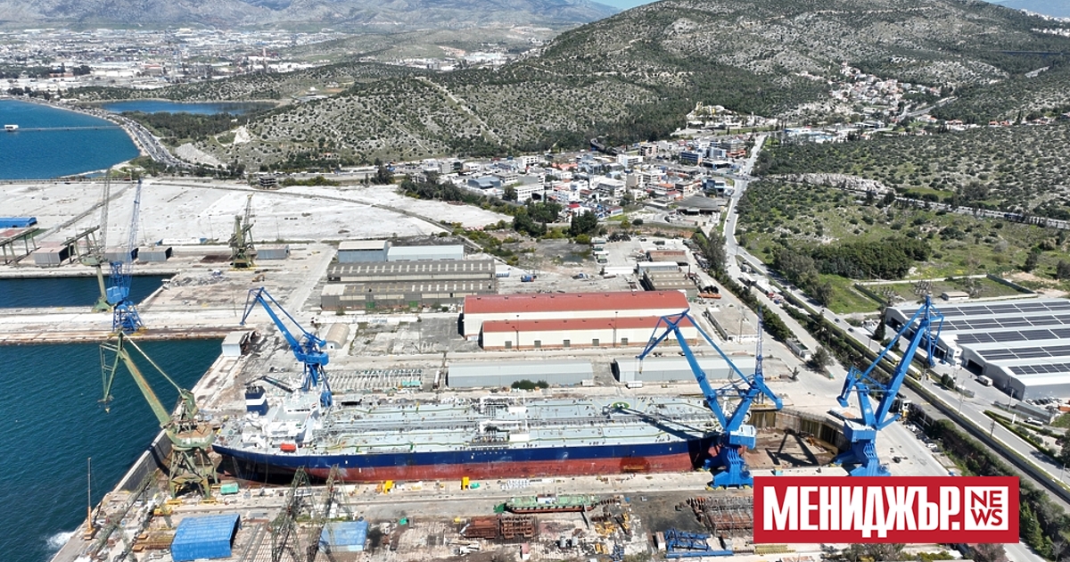 Звукът от удари с чук и заваряване се носеше от