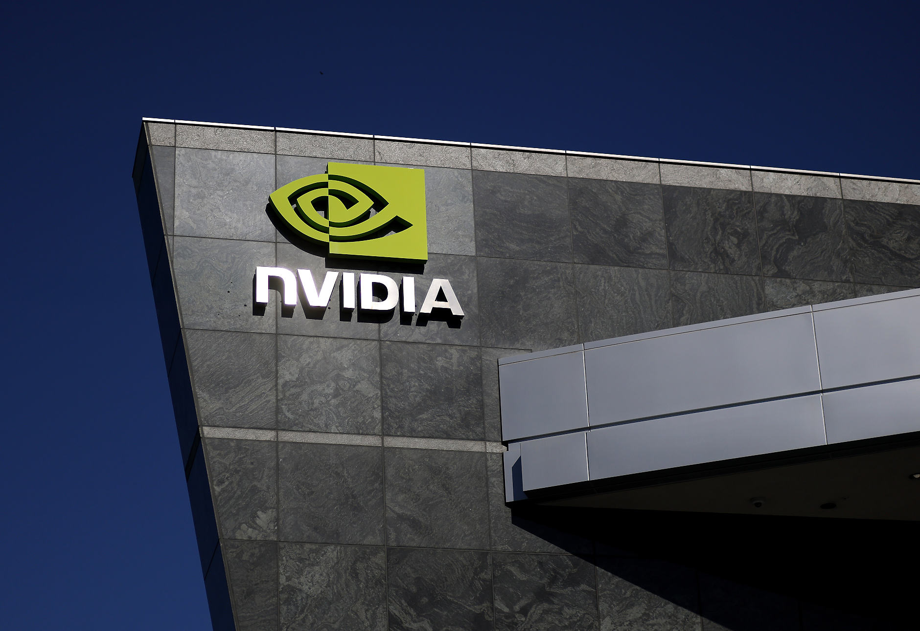 Nvidia предупреждава за нарастваща конкуренция от Huawei, въпреки американските санкции