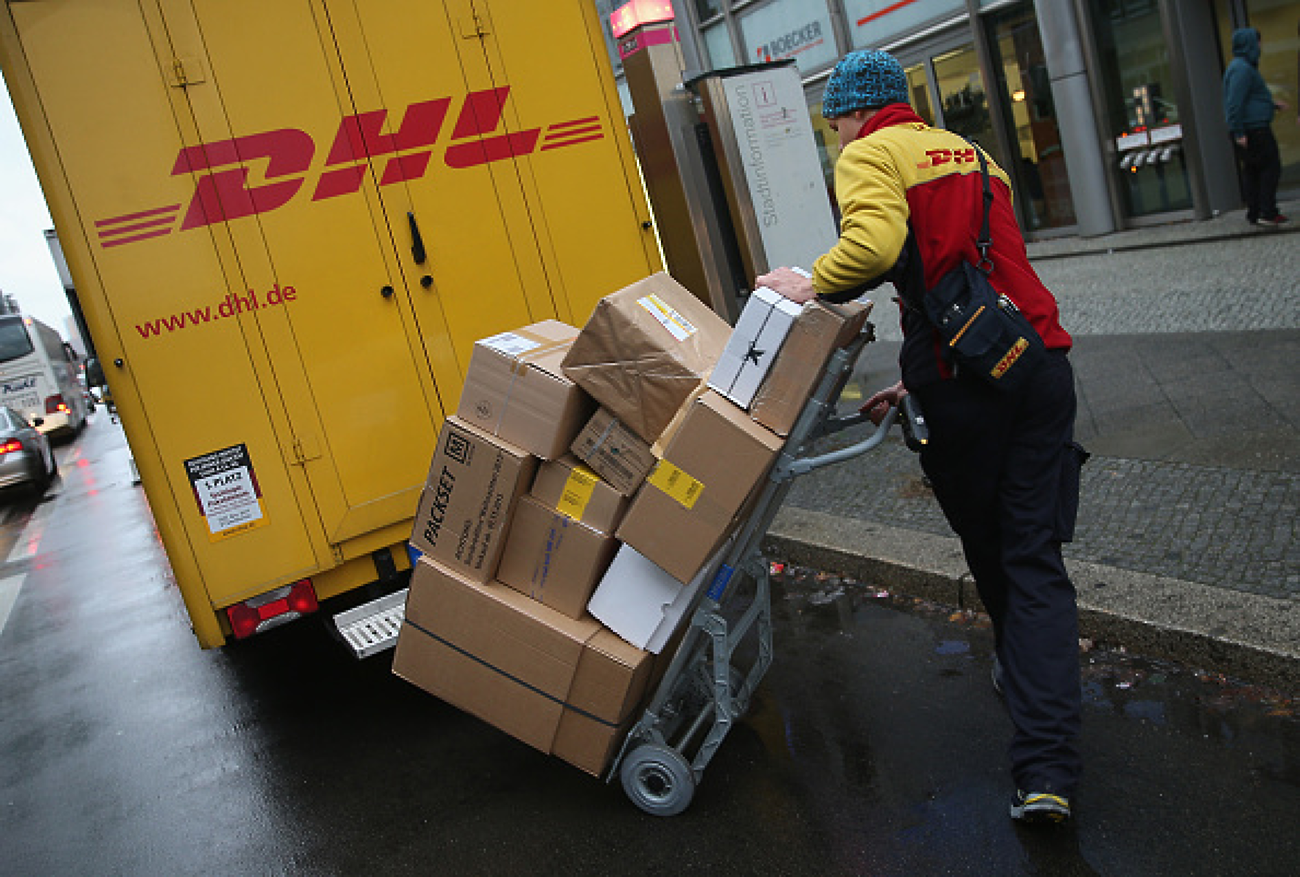 Пощенският гигант DHL съкращава 8 хиляди работни места 