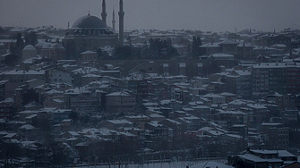 Силна снежна буря обхванала в събота Истанбул парализира въздушния трафик