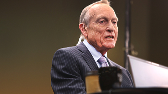 Дългогодишният директор на инвестиционния фонд на Уорън Бъфет Berkshire Hathaway