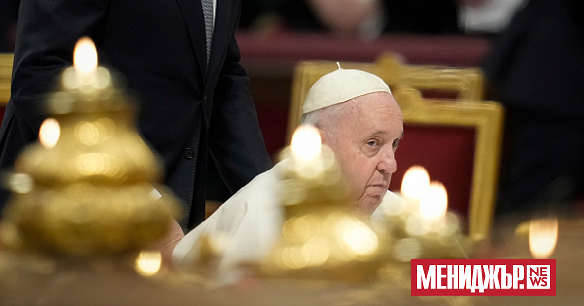 Папа Франциск бавно възстановява силите си в болницата, но трябва