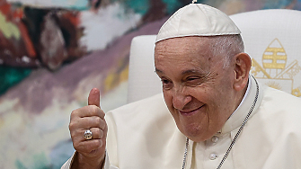 Папа Франциск който все още се лекува от пневмония започна