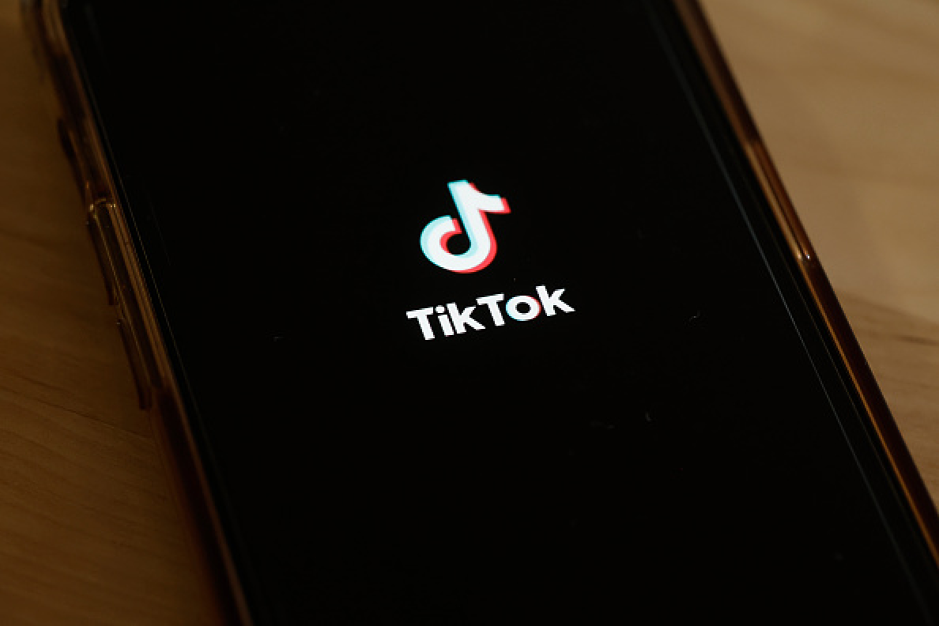 TikTok въвежда функции за блокиране на гледането на клипове от деца и засилен родителски контрол