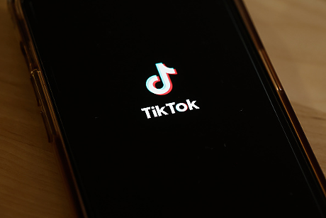 TikTok въвежда функции за блокиране на гледането на клипове от деца и засилен родителски контрол