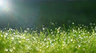 След необичайно топлата събота днес през страната ще премине студен