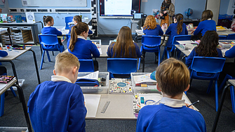 Почти всички училища в Англия са забранили използването на мобилни