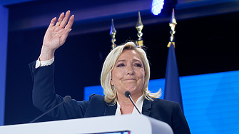 Френският крайнодесен лидер Марин льо Пен и осем депутати от