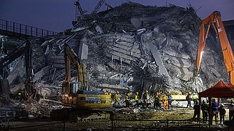 В неделя съседните на Мианмар държави изпратиха военни кораби и