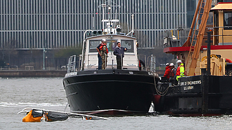 Шестима души загинаха при падането на туристически хеликоптер в река