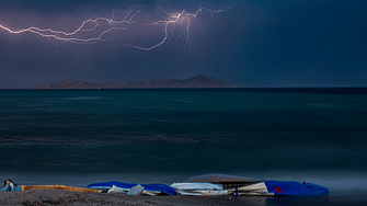 Мощна буря връхлетя гръцките острови Парос и Миконос в понеделник