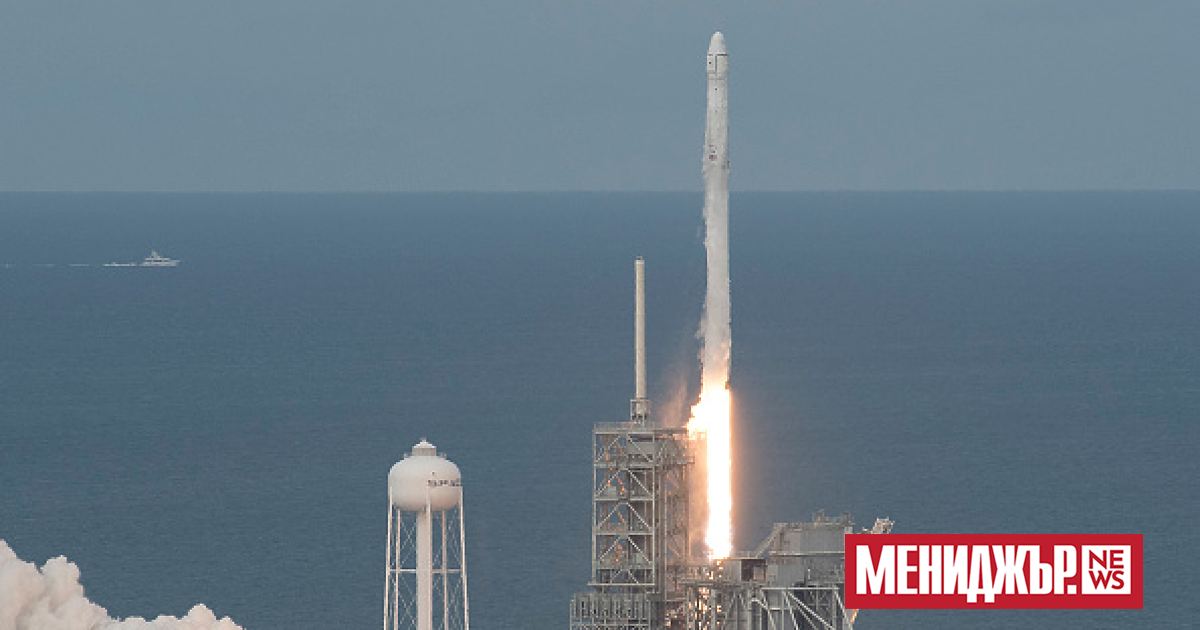 Космическият кораб Crew Dragon с частни астронавти на борда успешно