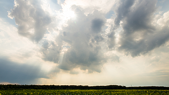 През следващото денонощие облачността над страната ще се задържи значителна