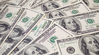 Силата на долара намалява на фона на реакцията към митата