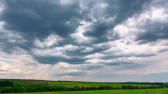 През следващото денонощие облачността ще е значителна на много места