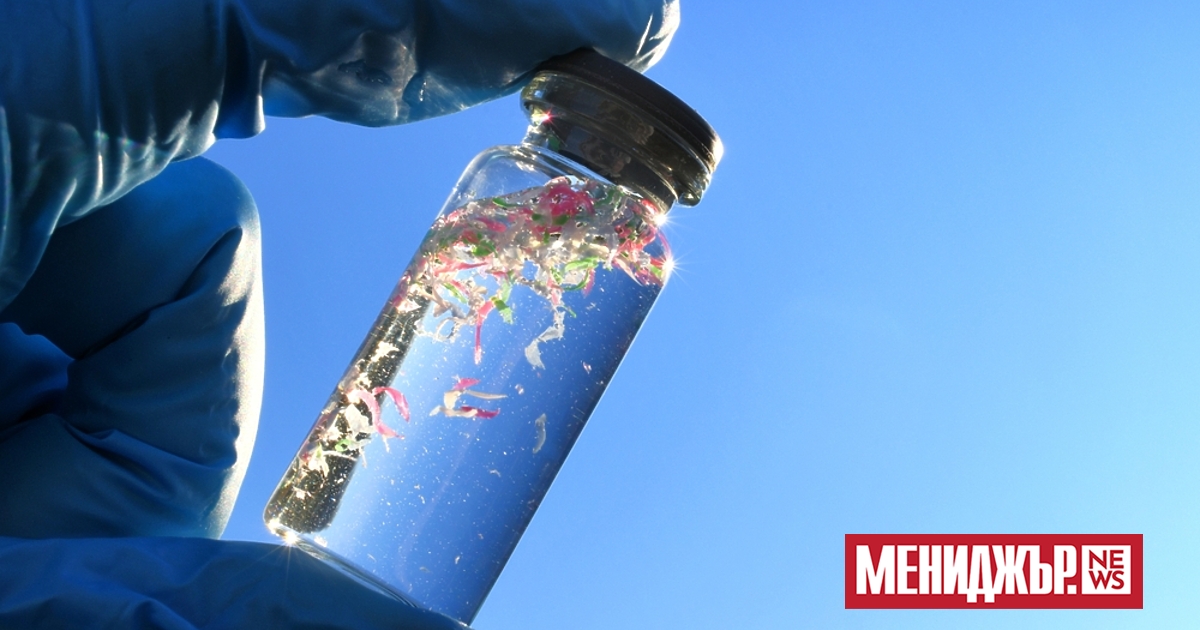 Част от нея се носи по водата, друга потъва в