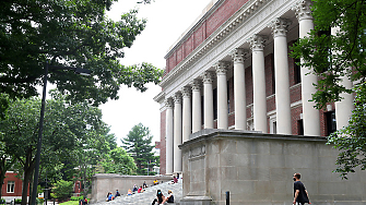 Харвардският университет може дазагуби правото си да приема чуждестранни студенти