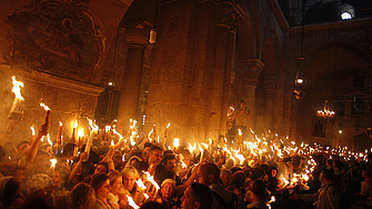 По традиция всяка година в навечерието на Възкресение Христово милиони