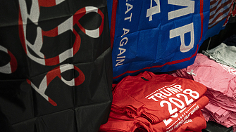 Шапки и тениски с надпис „Тръмп 2028“ се продават в онлайн магазина на президента на САЩ