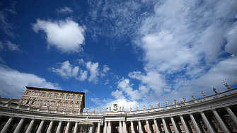 Зад високите стени на най малката суверенна държава в света се