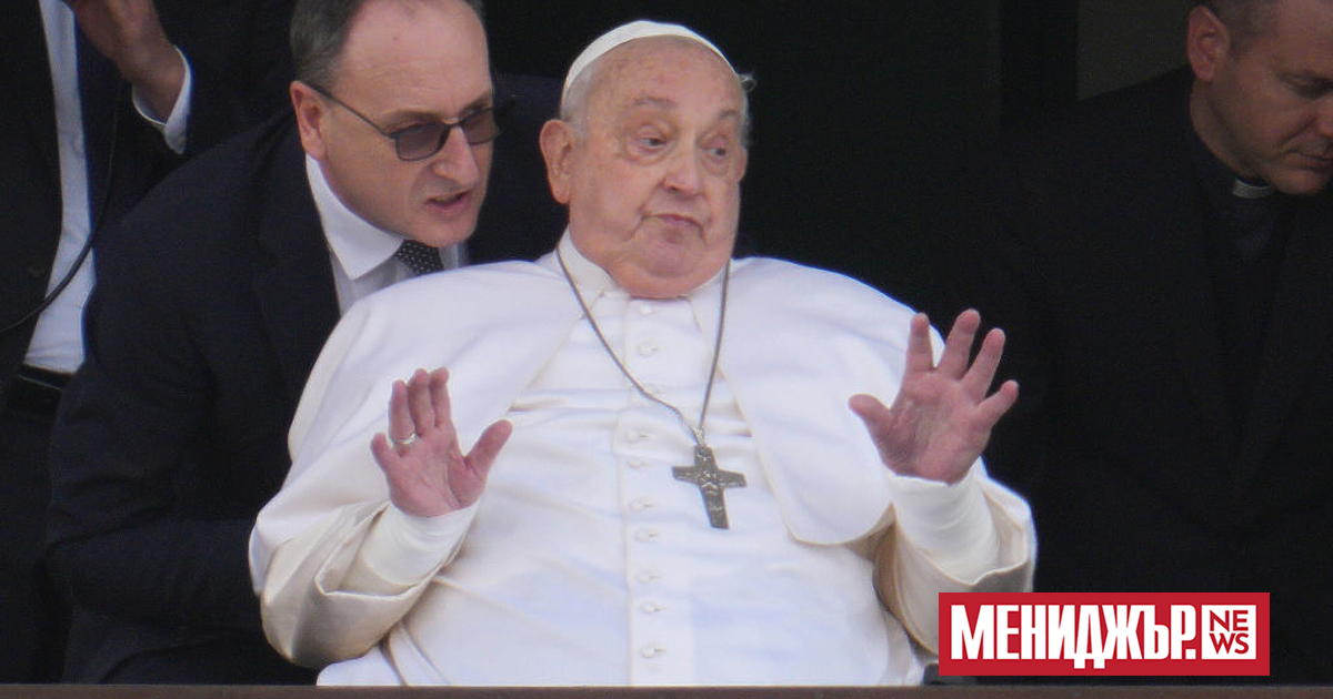 Папа Франциск се появи за кратко на балкона на базиликата