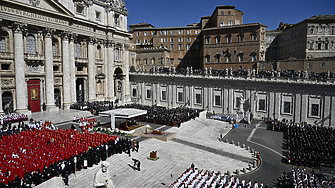 Президенти кралски особи и около 200 хил други души се