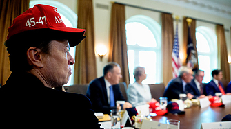 През март бордът на директорите на Tesla се е свързал