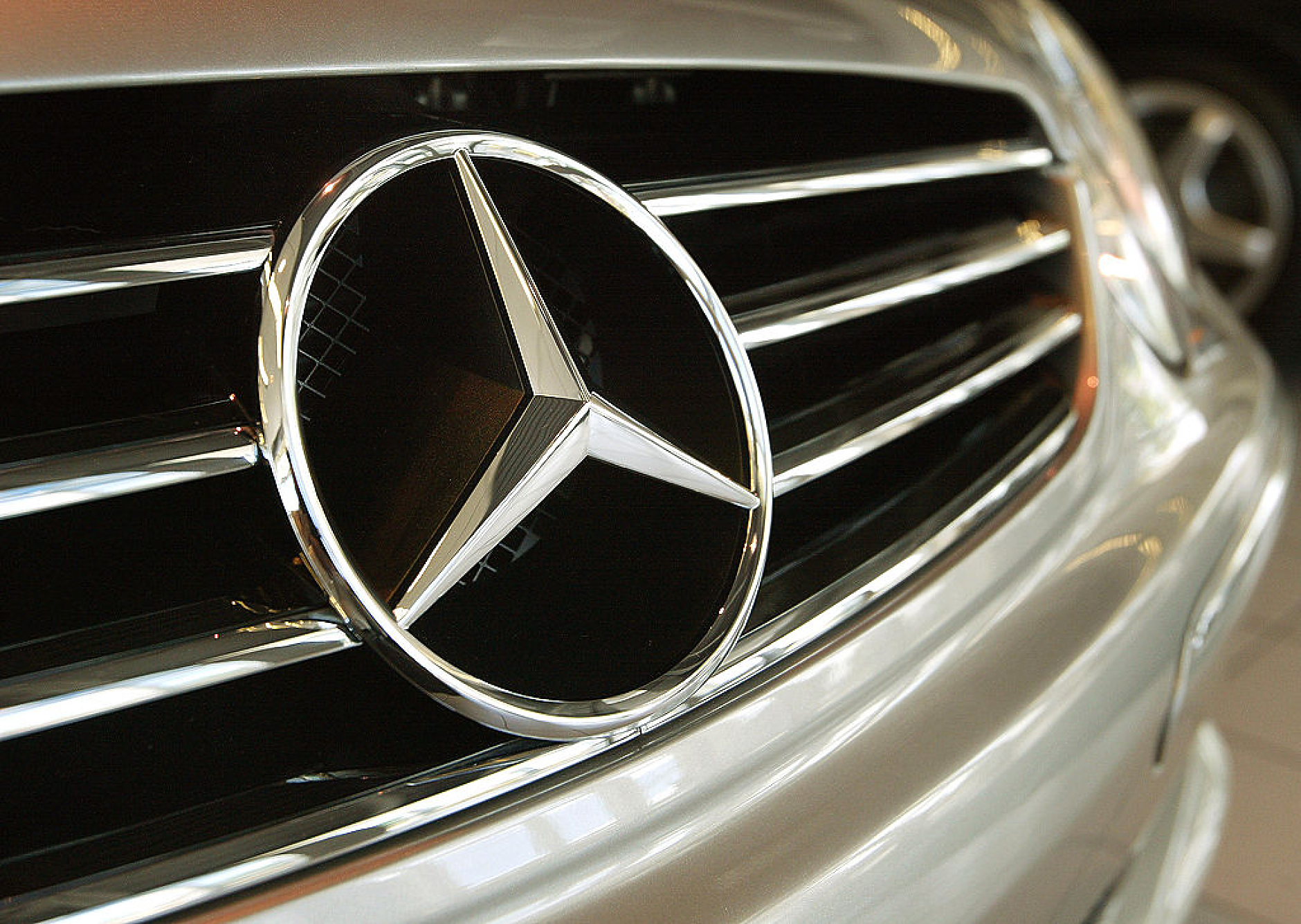 Mercedes оттегля прогнозата си за печалбите на фона на несигурността около тарифите на Тръмп