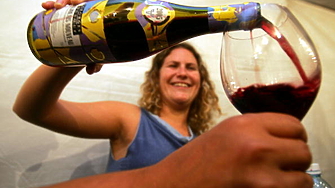 Чашите за вино от 250 мл и 175 мл стават