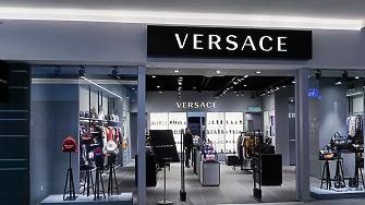 Модната къща Versace е основана от Джани Версаче Той е