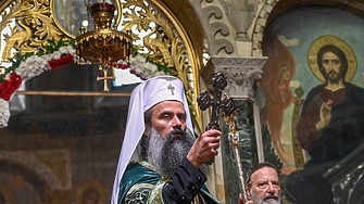 Днес нашият Бог е разпнат на кръста приковаван е с