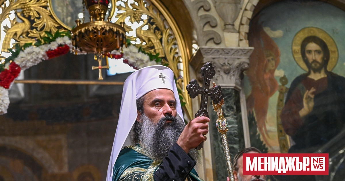 Днес нашият Бог е разпнат на кръста, приковаван е с