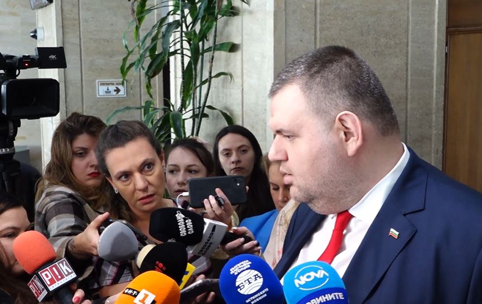 Без субсидия и офиси за партии, чиито лидери са с обвинения по НК, предлага Пеевски
