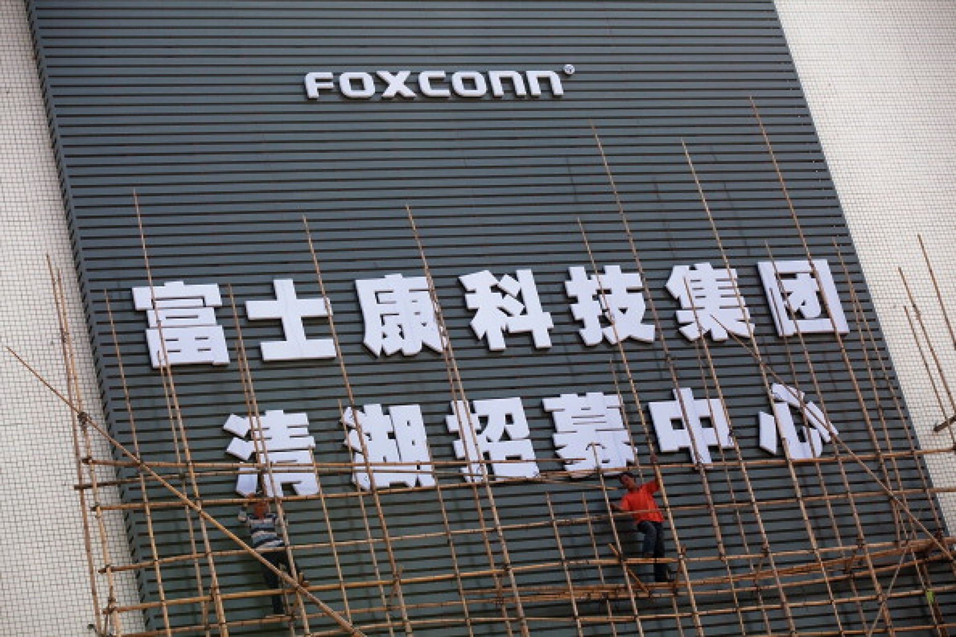 Шефът на Foxconn: Изкуственият интелект може да замени 80% от фабричните работници