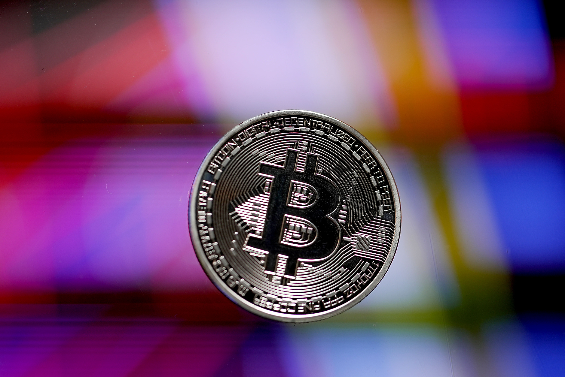 Биткойнът достигна нов рекорден връх от над 111 хил. долара
