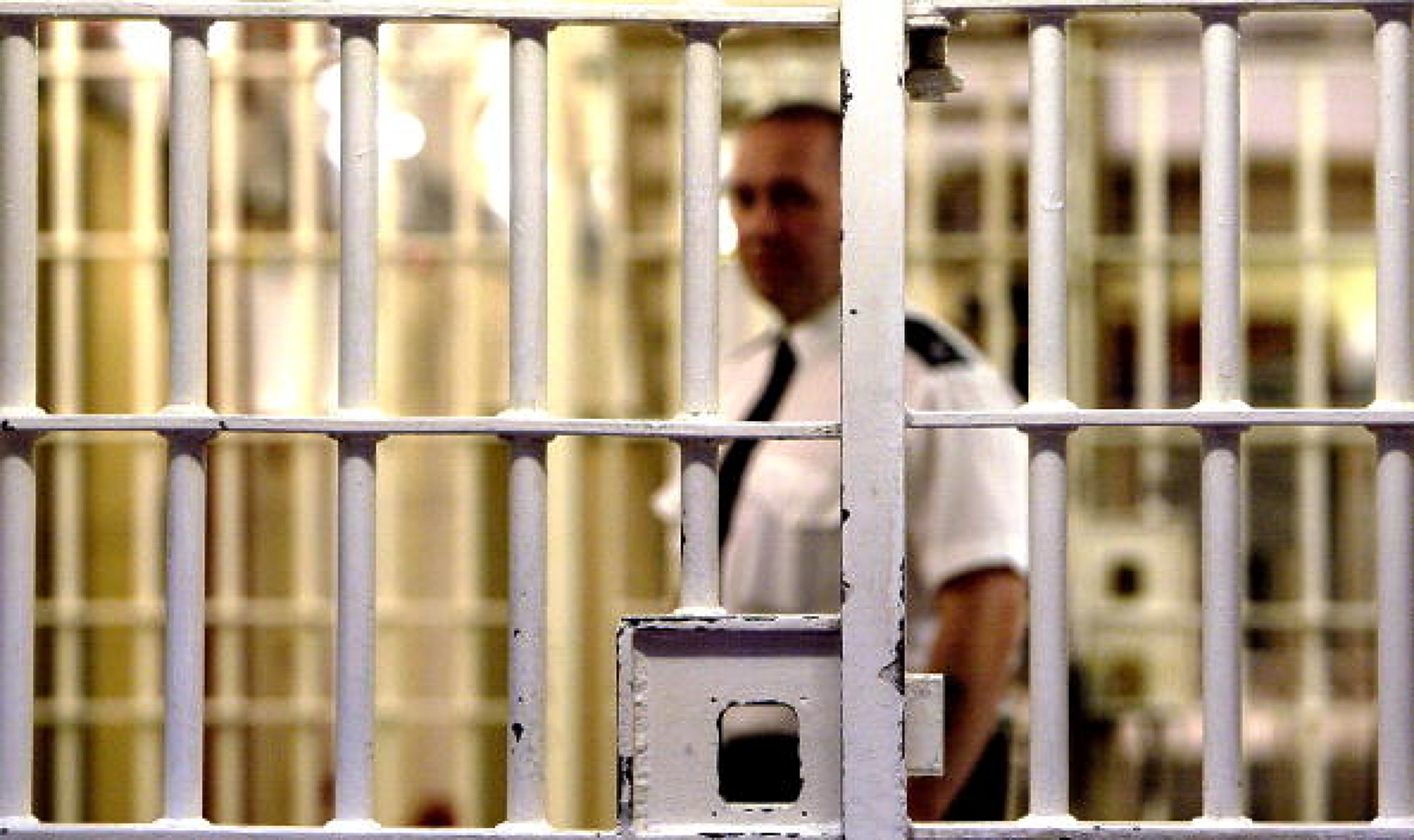 Великобритания пуска над 1000 затворници, за да освободи места в пренаселените затвори