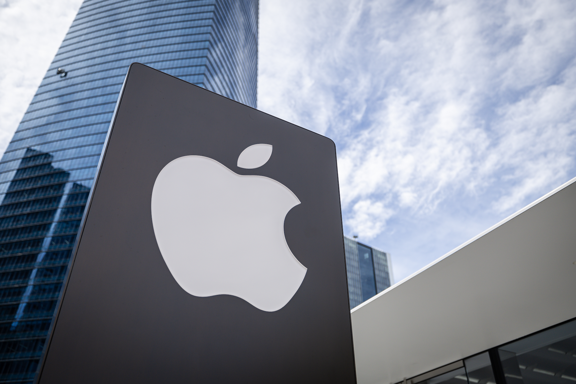 Apple обмисля повишаване на цените на новите модели iPhone