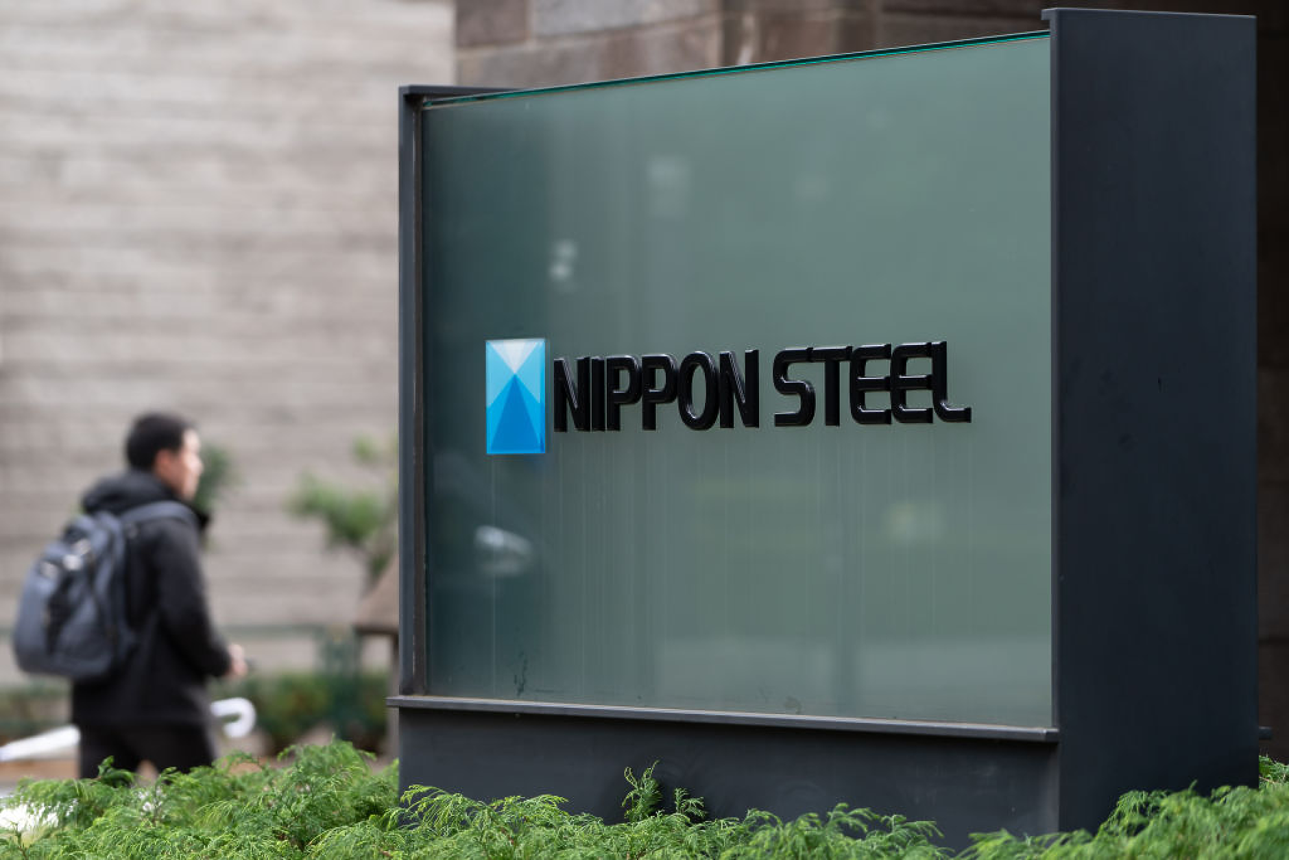 Годишната печалба на Nippon Steel намалява с 36%, но надхвърля прогнозите