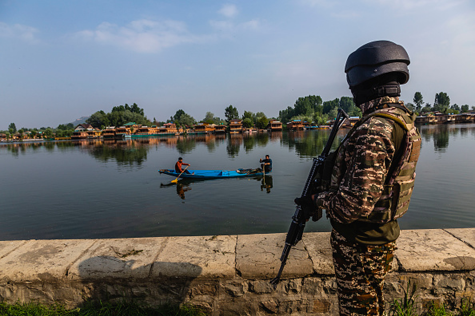 Индия постепенно отваря шлюзове на язовири и пуска водата на Пакистан
